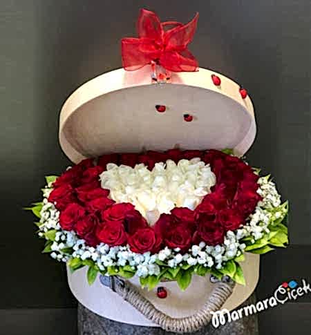 Sandıkta Kalp Güller