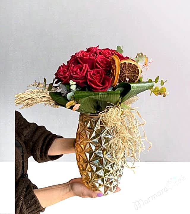 Sevgilime Şık Vazoda Güller