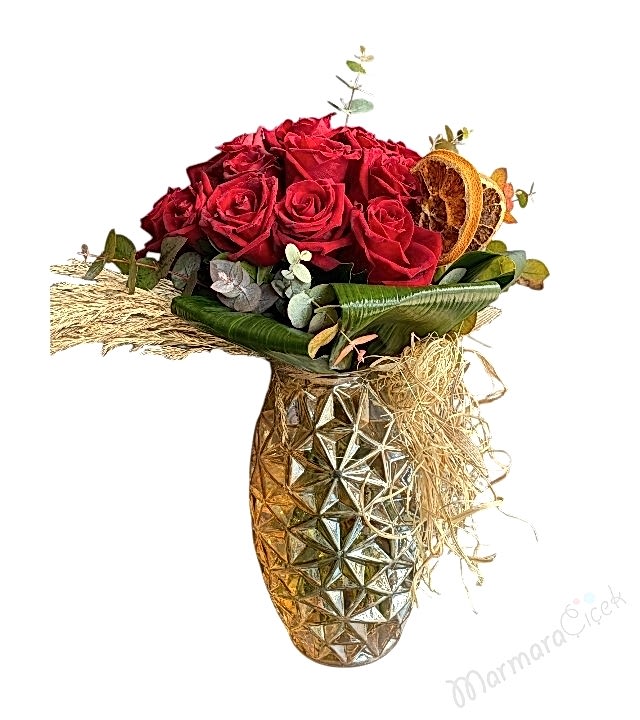 Sevgilime Şık Vazoda Güller