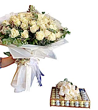 Beyaz Gül Buketi ve Sandıkta Çikolata 