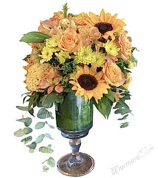 Kadehte Turuncu Çiçekler