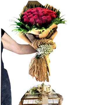 Kırmızı Gül Buketi ve Sandıkta İsimli Çikolata Seti 