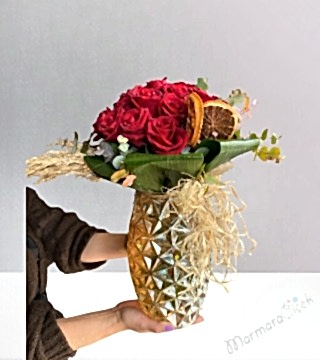 Sevgilime Şık Vazoda Güller