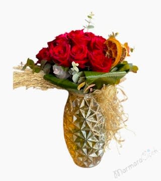 Sevgilime Şık Vazoda Güller